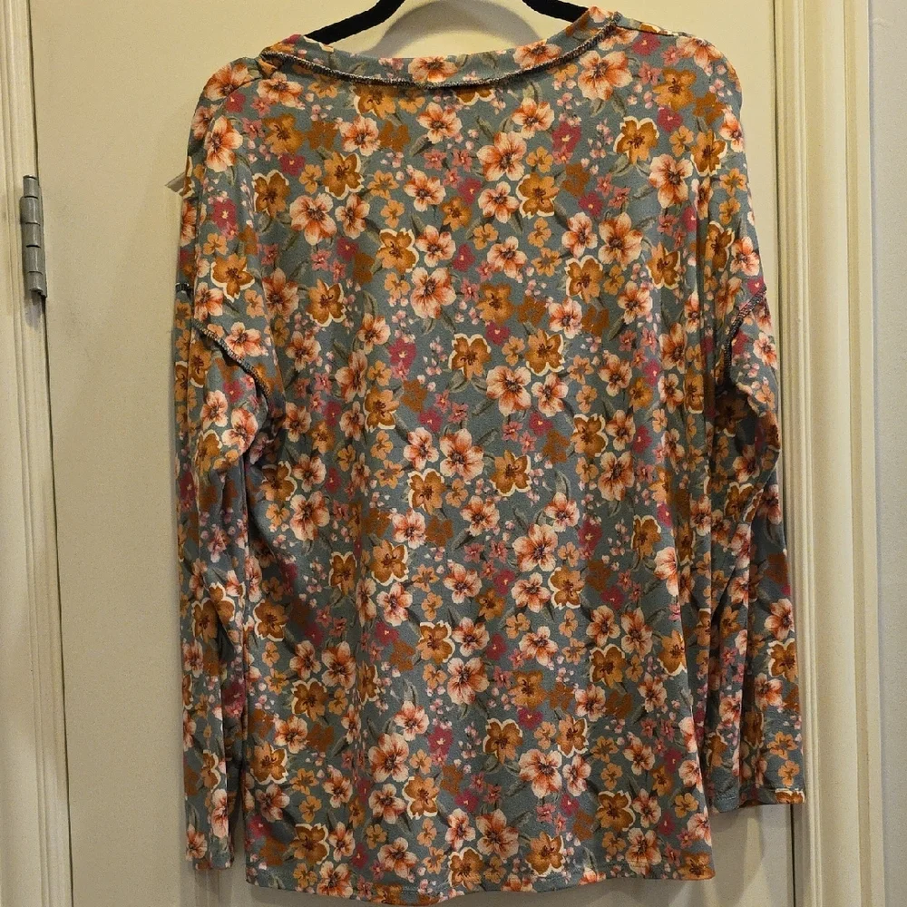 NWOT Oversized Small  HEIMISH USA Teal Floral  Fitted 3/4 Sleeve Blouse - Picture 3 of 8